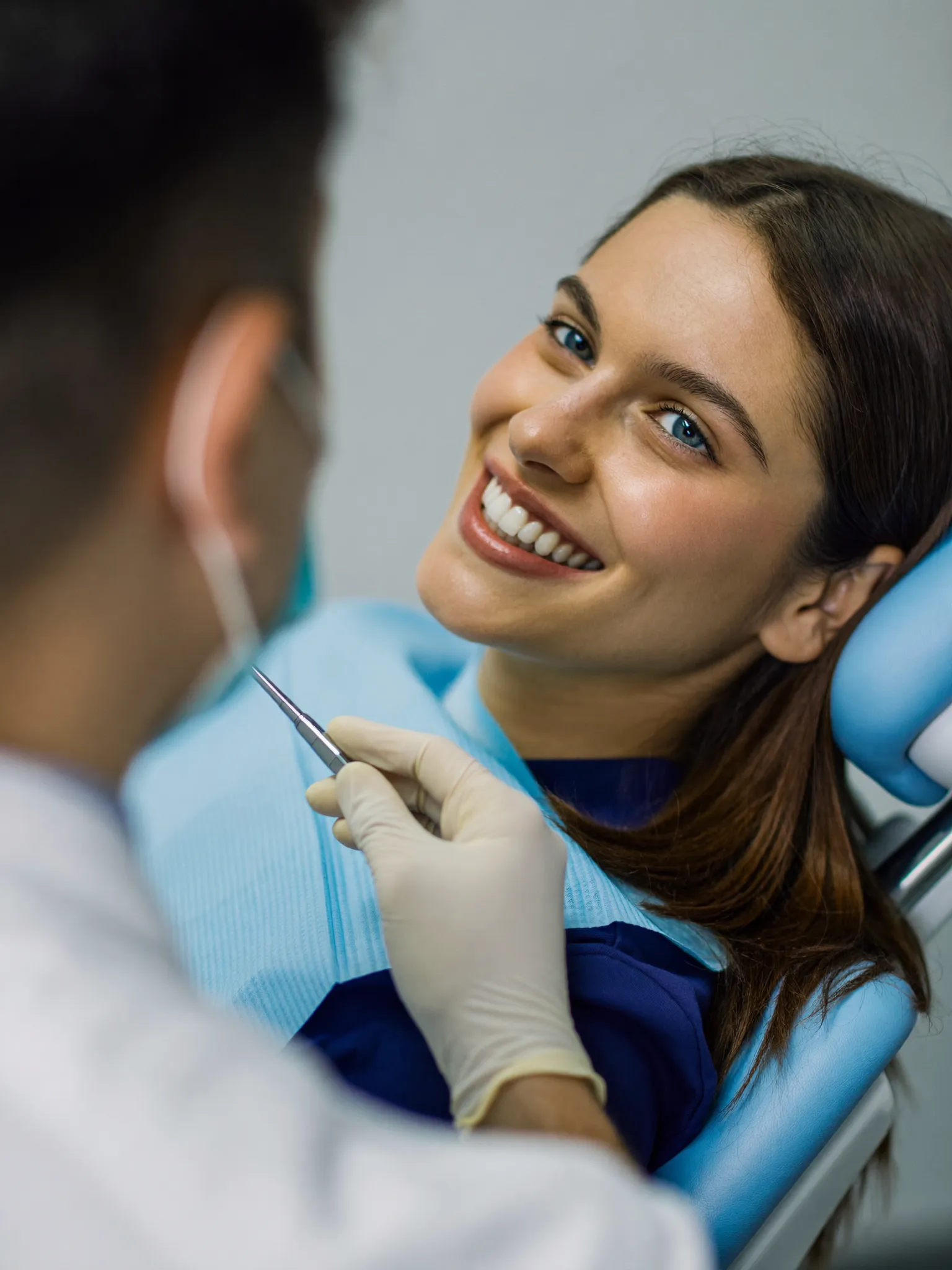 Paciente sonriendo durante una consulta odontológica